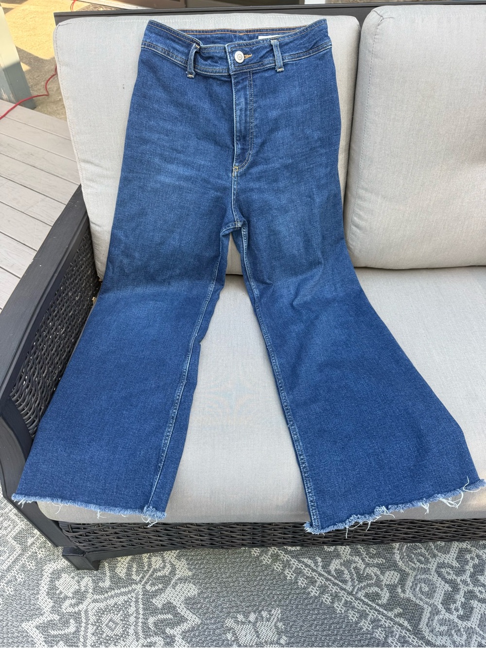 Zara high waisted wide leg raw hem size 6 inditex classic medium blue color jean